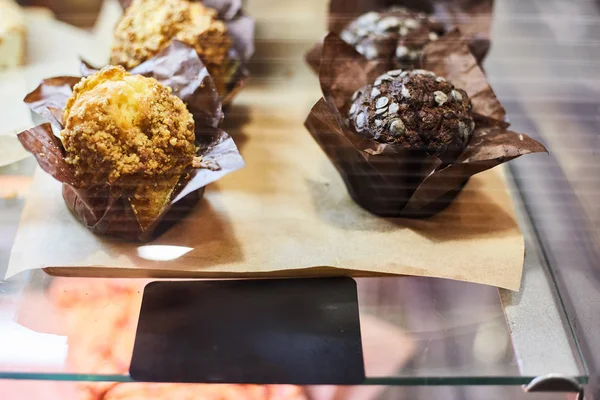 Muffins dans une vitrine d'une pâtisserie . — Photo