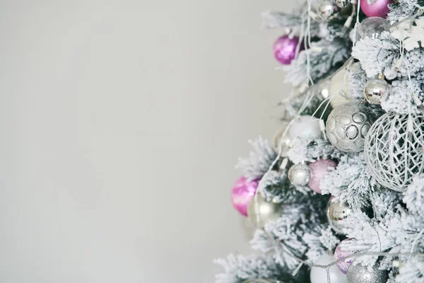 Christmas tree with New Year s balls and a garland. — Stock Photo, Image