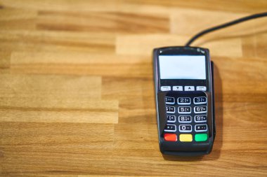 Bir kafede ödeme için banka terminali