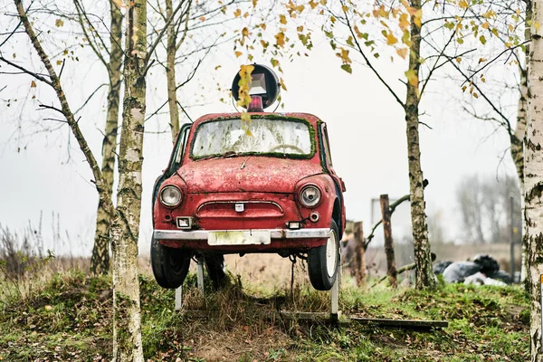 Kaliningrado, Rússia - 3 de novembro de 2019: carro velho soviético subcompacto vermelho — Fotografia de Stock