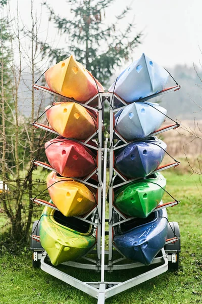 Kayaks multicolores chargés sur une remorque — Photo
