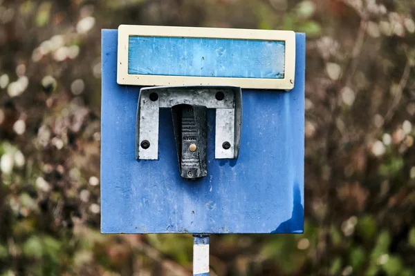 El botón de llamada en un poste. Campana de puerta —  Fotos de Stock