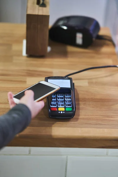 Zavřít ruční platební příkaz kreditní kartou na platebním terminálu v kavárně — Stock fotografie