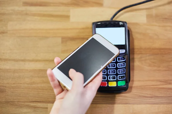 Zavřít ruční platební příkaz kreditní kartou na platebním terminálu v kavárně — Stock fotografie