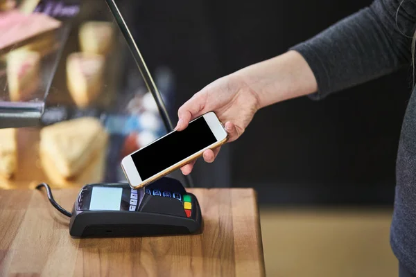 Zamykanie płatności ręcznych kartą kredytową na terminalu płatniczym w kawiarni — Zdjęcie stockowe