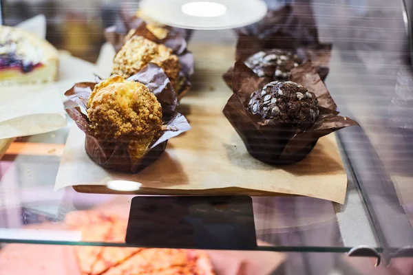 Muffins dans une vitrine d'une pâtisserie . — Photo