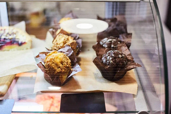 Muffins dans une vitrine d'une pâtisserie . — Photo