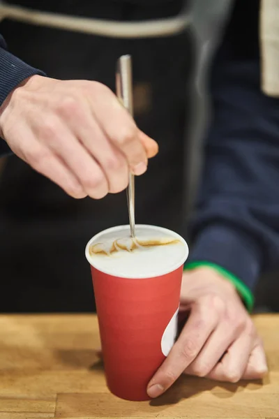 Rode papieren beker met koffie in een koffieshop — Stockfoto