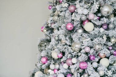 Yılbaşı topları ve çelengi olan Noel ağacı.