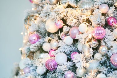 Yılbaşı topları ve çelengi olan Noel ağacı.