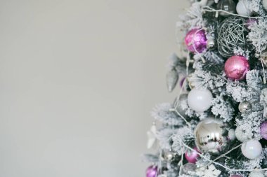 Yılbaşı topları ve çelengi olan Noel ağacı.