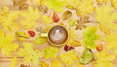 Sonbahar düz kompozisyonu kuru yapraklı çelenk çerçevesi ve ahşap zemin üzerinde kahve fincanı.. 