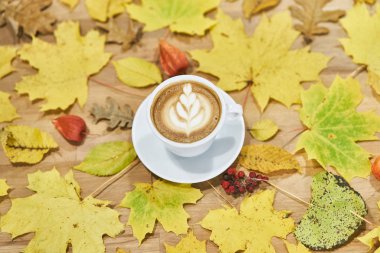 Sonbahar düz kompozisyonu kuru yapraklı çelenk çerçevesi ve ahşap zemin üzerinde kahve fincanı.. 