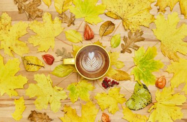 Sonbahar düz kompozisyonu kuru yapraklı çelenk çerçevesi ve ahşap zemin üzerinde kahve fincanı.. 