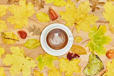 Sonbahar düz kompozisyonu kuru yapraklı çelenk çerçevesi ve ahşap zemin üzerinde kahve fincanı.. 