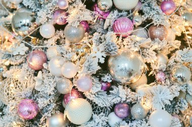 Yılbaşı topları ve çelengi olan Noel ağacı.