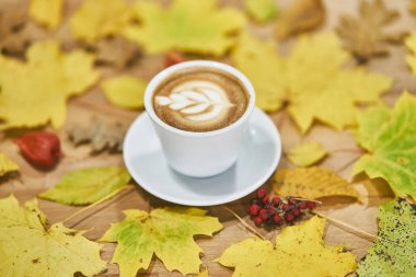 Sonbahar düz kompozisyonu kuru yapraklı çelenk çerçevesi ve ahşap zemin üzerinde kahve fincanı.. 