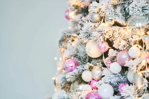Árvore de Natal com bolas de Ano Novo e uma grinalda . — Fotografia de Stock