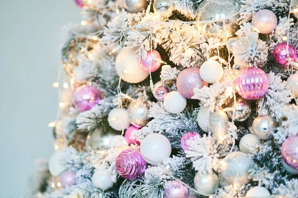 Árvore de Natal com bolas de Ano Novo e uma grinalda . — Fotografia de Stock