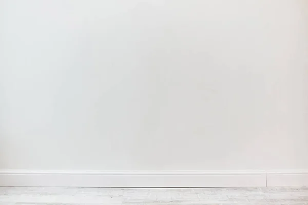 Lege kamer met witte cementwandtextuur en wit houten vloer patroon. — Stockfoto