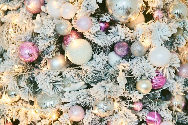 Arbre de Noël avec boules de Nouvel An et guirlande . — Photo