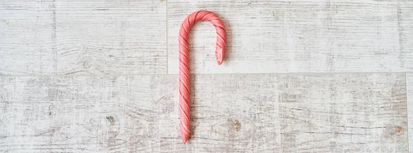Pasiaste cukierki w kolorach świątecznych na drewnianym tle — Zdjęcie stockowe