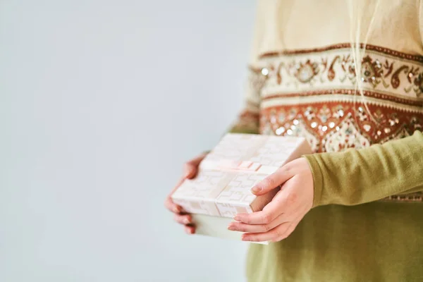 Девушка держит подарочную коробку на белом фоне. Баннер, копировальное пространство — стоковое фото