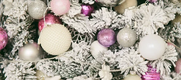 Arbre de Noël avec boules de Nouvel An et guirlande . — Photo