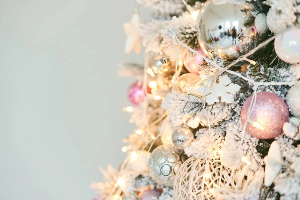 Árvore de Natal com bolas de Ano Novo e uma grinalda . — Fotografia de Stock