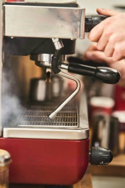 Barista kahve dükkanında sıcak bir içecek hazırlıyor.