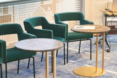 Konferans odasında döşenmiş sandalyeler ve yuvarlak masalar