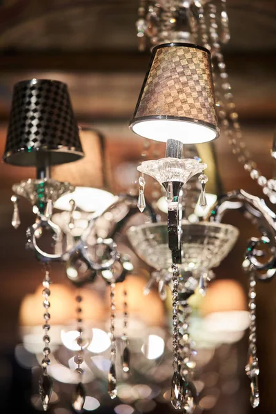 Stropní lustr z různých lamp. moderní design, podkroví, neobvyklá lampa — Stock fotografie