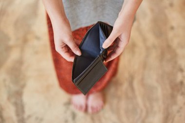 Kızın elinde boş bir cüzdan var. Konsept para değil.