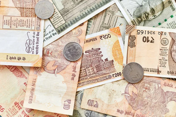 Rúpias indianas. Moeda indiana, notas e moedas em denominações de 1, 2, 10, 20, 200, 500 . — Fotografia de Stock