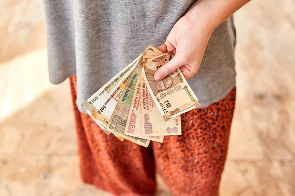 Το κορίτσι έχει ινδικές ρουπίες σε αξίες των 10, 20, 100, 500. — Φωτογραφία Αρχείου