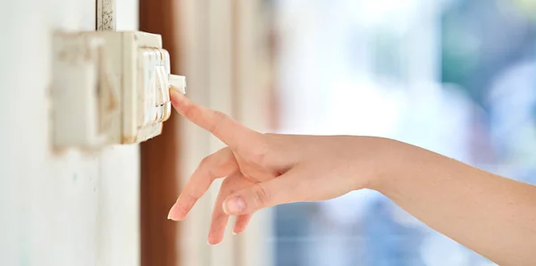 Mano femenina, para apagar la luz, interruptor, vista lateral — Foto de Stock