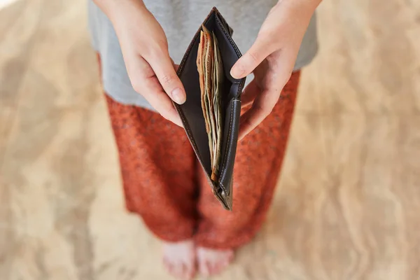 Roupies indiennes dans un portefeuille. Le portefeuille dans les mains d'une fille avec des roupies indiennes — Photo