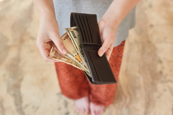 Ινδικές ρουπίες σε πορτοφόλι. Το πορτοφόλι στα χέρια ενός κοριτσιού με ινδικές ρουπίες. — Φωτογραφία Αρχείου
