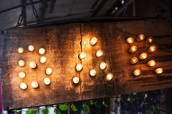 Žhnoucí písmeno žárovky. Inscription Neon lit 'Bar' nápis na cihlové zdi světlo banner. — Stock fotografie