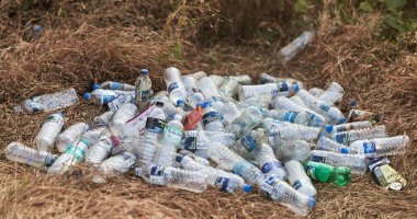 Arambol, Goa, Hindistan - 12 Aralık 2019: Hindistan 'da boş plastik şişelerin depolanması.