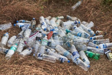 Arambol, Goa, Hindistan - 12 Aralık 2019: Hindistan 'da boş plastik şişelerin depolanması.