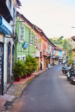 Panaji, Hindistan - 15 Aralık 2019: Panjim, Goa 'da renkli Portekiz evleriyle çevrili dar bir yol