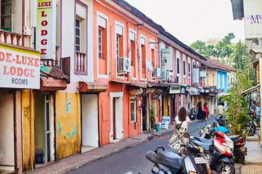 Panaji, Hindistan - 15 Aralık 2019: Panjim, Goa 'da renkli Portekiz evleriyle çevrili dar bir yol