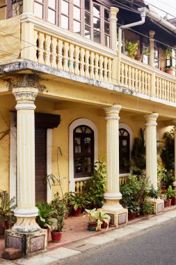 Panaji, Hindistan - 15 Aralık 2019: Panjim, Goa 'da renkli Portekiz evleriyle çevrili dar bir yol