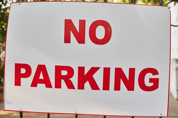 Cartel blanco que dice "No hay estacionamiento" en la India, Panaji — Foto de Stock