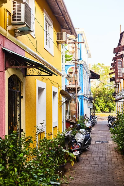 Panaji, India - 15 de diciembre de 2019: Un camino estrecho rodeado de coloridas casas portuguesas en Panjim, Goa — Foto de Stock