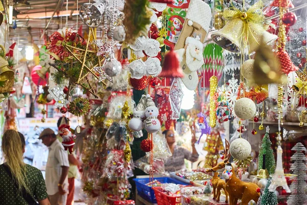 Панджим, Индия - 15 декабря 2019 года: Новогодние игрушки на рынке Индии . — стоковое фото