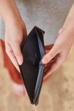 Kızın elinde boş bir cüzdan var. İflas kavramı.