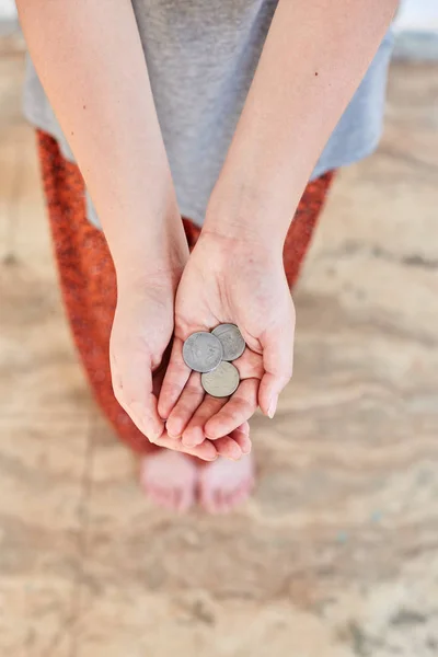 Biedna bezdomna dziewczyna prosi o pieniądze. Wyciągnięte ręce z dziesięciocentówką — Zdjęcie stockowe
