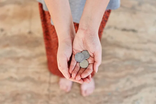 Pauvre fille sans abri demande de l'argent. Les mains tendues avec un centime — Photo